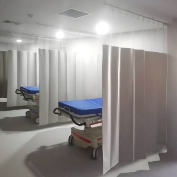 Cortina antibacteriana de 1.70 m de largo 2.41 m de alto, con malla para perfil tubular